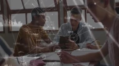 Eğitmen ve öğrenciler veri grafiklerini gösteren tablet tıklamayı öğrenmede işbirliği yapıyorlar. Eğitim, akıl hocalığı, teknoloji, yenilik, takım çalışması, e-öğrenme, dijital