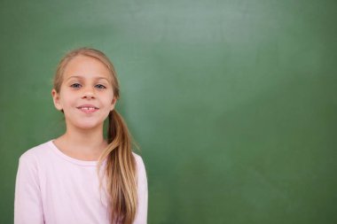 Düz dizaynlı çocuk yeşil karatahtanın önünde pembe tişört giyiyor, fotokopi odası. Öğrenci, eğitim, sınıf, öğrenim, okul, çocukluk, öğretmenlik