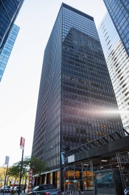 Düz tasarım, karanlık gökdeleni, iskelesi ve şemsiyeli satıcı arabası olan şehir caddesini gösteriyor. Metropolis, mimari, kentleşme, ekonomi, ticari, modern, gökdelen