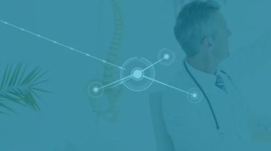 Doktor, veri bağlantılarını gösteren parlayan düğümden çıkan tıbbi ağ örtüsünü gözlemliyor. Sağlık, teknoloji, yenilik, dijital, profesyonellik, analiz, bağlantı