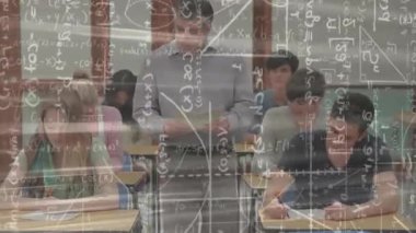 Öğretmen sınavları inceliyor koridorda yürüyor matematik sınıfındaki öğrencilere tebeşir formülleriyle kağıtlar dağıtıyor. Eğitim, sınıf, öğrenim, akademik, öğretim, öğrenci, anlayış