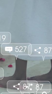 Kadınların küvete girmesiyle ilgili sosyal medya bildirimleri. Yaşam tarzı, kişisel bakım, rahatlama, dijital arayüz, sosyal ağ ve iletişim, dijital olarak oluşturulmuş video.