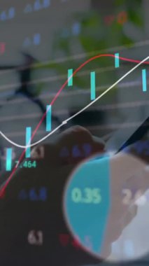 Akıllı telefon kullanan bir kadının istatistiksel ve borsa veri işleme animasyonu. Küresel ekonomi ve iş veri teknolojisi kavramı