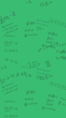 Yeşil arkaplanda dijital veri işleme animasyonu. Küresel bilim, bağlantılar, hesaplama ve veri işleme kavramı dijital olarak oluşturulmuş video.