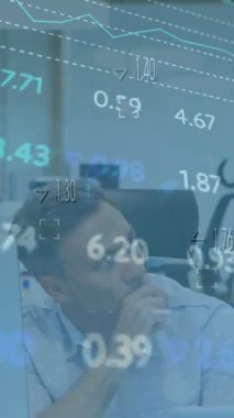 Ofiste tartışan çeşitli erkek ve kadınlara karşı borsa veri işleme animasyonu. Küresel ekonomi ve iş veri teknolojisi kavramı