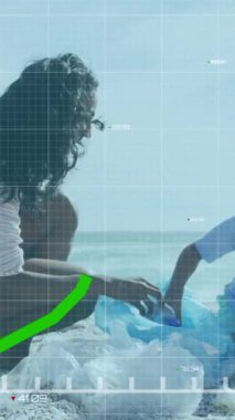 Aile temizliği plajında veri işleme animasyonu. Küresel ekoloji ve dijital arayüz kavramı dijital olarak oluşturulmuş video.