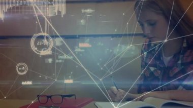 Eğitim ağları ortaya çıkıyor ve masa başında çırpınıyor genç öğrencilere not almalarında yardım ediyor. Eğitim, dijital, fütüristik, öğrenme, yenilik, teknoloji, akademik