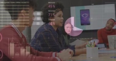 Analizci, toplantı odasında finans verilerini canlı olarak güncelleyen animasyon çizelgeleriyle sunan kalemleri kaldırıyor. Şirket, teknoloji, analitik, veri görselleştirme, takım çalışması, profesyonel, modern