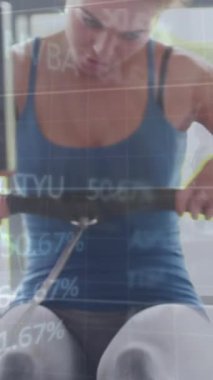 Spor salonunda kürek çeken beyaz bir kadın için finansal veri işleme animasyonu. Küresel finans ve iş veri teknolojisi kavramı