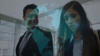 İş arkadaşları atriyuma girerken holografik dünya dönen veriler kılavuz konuşmaları örtüyor. İşbirliği, yenilik, fütüristik, mimari, takım çalışması, profesyonellik, yüksek teknoloji