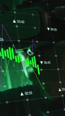 Sunucu odasında VR kulaklığı kullanan Afro-Amerikan bir adamın veri işleme animasyonu. Bulut hesaplama, dijital arayüz ve güvenlik konsepti dijital olarak oluşturulmuş video.