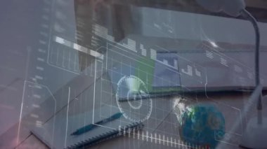 Holografik UI görünüyor, dairesel çizelgeler dönüyor, veri şebekesi titreşiyor, çalışma alanı taranıyor. Gelecekçi, yenilikçi, teknoloji, analitik, dijital, çalışma alanı, modern