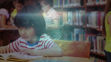 Asyalı kız kütüphanede ev ödevi taraması yapıyor ve meslektaşları holografik grafiklere bakıyor. Öğrenim, eğitim, işbirliği, merak, okur yazarlık, keşif, akademik