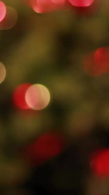 Siyah arka planda yanıp sönen noel ışıklarının animasyonu. Noel, şenlik, kutlama ve gelenek konsepti dijital olarak oluşturuldu.