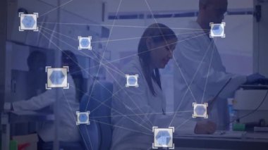 Altıgen ağ üstüne tablet alan bilim adamları ortaya çıkan verileri analiz ediyorlar. İşbirliği, yenilik, teknoloji, soruşturma, moleküler, görselleştirme, analitik