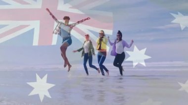 Avustralya bayrağı belirirken, kadınlar suya giriyor sonra da gösterişli turizme atlıyorlar. Plaj, arkadaşlık, kutlama, yaz, su oyunu, açık hava, eğlence.