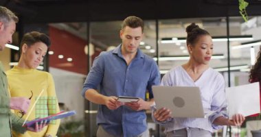 Ekip ofise gidip metrik yöneticinin gelişini ve artan büyüme hologramlarını inceleyecek. Şirket, takım çalışması, yenilik, analiz, dijital, işbirliği, istatistik