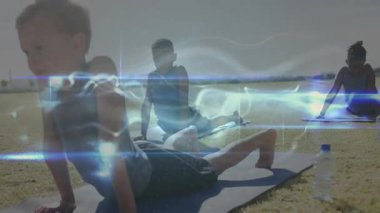 Çocuklar paspaslara bastırıyor, geriye doğru kıvrılıyor, nabzı atıyor, kıvrılıyor, canlanıyor ve sağlığını koruyor. Yoga, sağlık, uyum, sükunet, açık hava, aktivite, arkadaşlık.