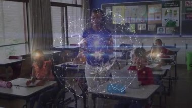 Öğretmen yetiştirme ve rehberlik yarı şeffaf küre büyüyen, küçülen, sınıfta takip eden öğrenciler. Eğitim, dijital öğrenme, holografik, sınıf, etkileşimli, teknoloji, modern