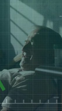 Büyüyen grafiğin animasyonu, cep telefonundan video izleyen yaşlı beyaz adamın numaralarını değiştirmek. Dijital bileşik, çoklu pozlama, rapor, iş, emeklilik ve teknoloji kavramı.