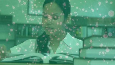 Açılış kitabı, kadın araştırmacı sayfaları çeviriyor diyagramı gösteriyor ve araştırma için gülümsüyor. Bilgin, okur yazarlık, bilgi, öğrenme, eğitim, edebiyat, akademik