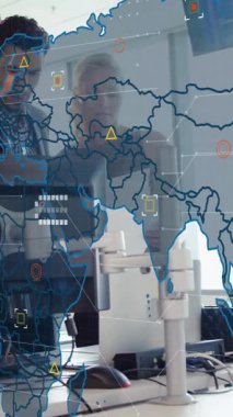 Veri işleme animasyonu ve dünya haritası farklı iş adamlarının iş görüşmesi üzerine. Küresel iş ve dijital arayüz kavramı, dijital olarak oluşturulmuş video.