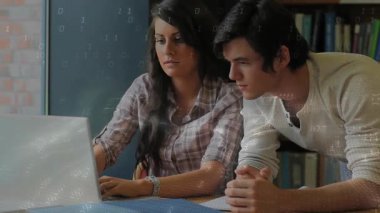 İşbirlikçiler dizüstü bilgisayarda yazarlar ve çalışma masasında kod çözmede ikili akış oluştururlar. Teknoloji, takım çalışması, yenilik, eğitim, dijital, programlama, odaklanma