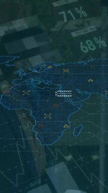 Veri işleme ve Afro-Amerikan iş adamı üzerine dünya haritasının animasyonu. Küresel teknoloji, bilgisayar ve dijital arayüz kavramı dijital olarak oluşturulmuş video.