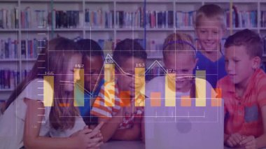 Kütüphanede dizüstü bilgisayarı izleyen altı öğrenci eğitim için çizgi çizelgeleri ve bar animasyonları sunuyor. Öğrenme, takım çalışması, eğitim, veri görselleştirme, gençlik, işbirliği, yenilik