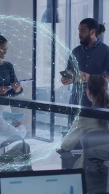 Ofisteki çeşitli iş adamlarının dünya ile olan bağlantılarının animasyonu. Küresel iş, dijital arayüz, bağlantılar, hesaplama ve veri işleme kavramı dijital olarak oluşturuldu.