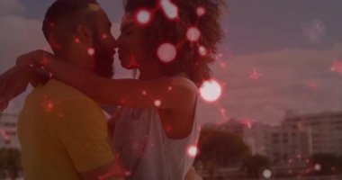 Gün batımında rıhtımda kucaklaşan çift, pazarlama için kırmızı bokeh örtüsünü başlatıyor. Romantizm, yakınlık, sevgi, dinginlik, alacakaranlık, bağlantı, şairane