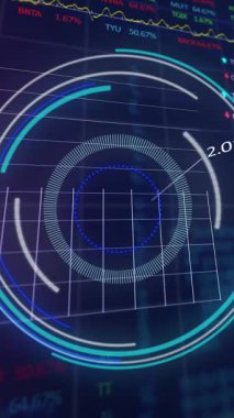 Mavi arka plan üzerinde kapsam ve finansal veri işleme animasyonu. Küresel iş, veri işleme ve dijital arayüz kavramı dijital olarak oluşturulmuş video.
