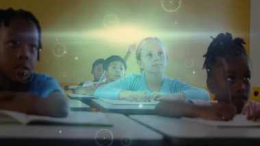 İlköğretim öğrencilerinin eğitim notlarını aktifleştirmesi sınıf arkadaşlarının el kaldırmasını kapsıyor. Sınıf, eğitim, teknoloji, öğrenme, çocuklar, işbirliği, dijital