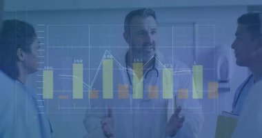 Erkek doktor el kaldırıyor ve çizelge ve çizelge çizelgesi olan ekibe hasta ölçümlerini açıklıyor. Tıbbi, işbirliği, sunum, profesyonel, veri, analitik, takım çalışması