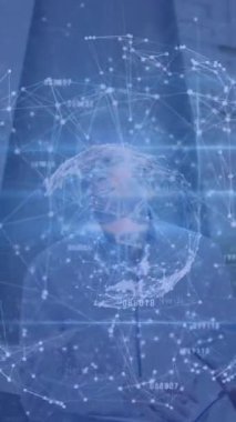 İki farklı iş adamından oluşan bağlantılar ve simgelerin animasyonu. Dijital olarak oluşturulmuş küresel bağlantılar, veri işleme ve dijital arayüz kavramı.