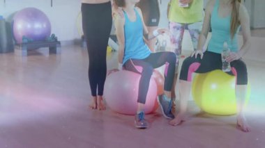 Antrenmandan sonra serinlemeye başlıyorum. Topların üstünde beş kadın su şişelerini alıyor, havluları paylaşıyor. Fitness, yoldaşlık, sağlık, takım çalışması, rahatlama, hayat dolu, sağlıklı yaşam tarzı.