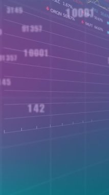 Birden fazla grafik ve soyut arkaplan üzerinde rakamların değiştirilmesi animasyonu. Dijital olarak üretilmiş, hologram, illüstrasyon, rapor, iş dünyası, büyüme ve borsa konsepti.