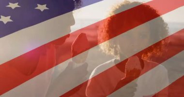 Anne, buzlu dondurmayı dondurma ve alacakaranlık kıyısı bayrağıyla pazarlama için kaydırıyor. Aile, kaynaşma, açık hava, boş zaman, sıcak tonlar, sevgi dolu, dingin...