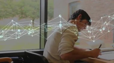 Adam, veri ağı animasyonu olarak teknolojiye not yazmak için not defterini sağa doğru tutuyor. İç gözlem, yaratıcılık, konsantrasyon, yenilik, çalışma alanı, modern, üretkenlik