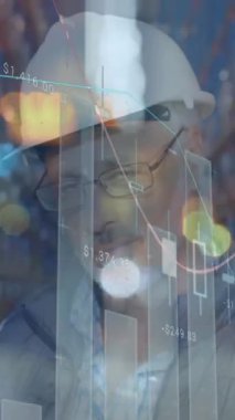 Depo nakliye merkezinde çalışan gülümseyen adamın veri işleme animasyonu. küresel sevkiyat, dağıtım ve çevrimiçi alışveriş konsepti dijital olarak oluşturulmuş video.