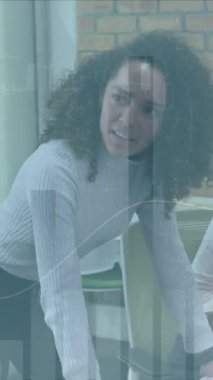 Ofisteki çeşitli iş adamları üzerinde finansal veri işleme animasyonu. Küresel hesaplama, dijital arayüz ve veri işleme kavramı dijital olarak oluşturulmuş video.