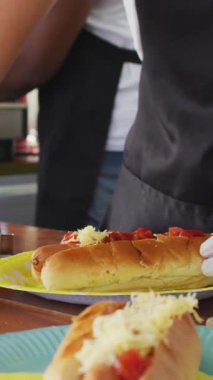 Müşteri için yemek hazırlayan kadın yemek tedarikçisi üzerine brokoli animasyonu. Küçük işletme, gıda, sağlık ve refah yaşam tarzı konsepti dijital olarak oluşturulmuş video.