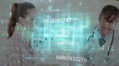 Doktor Tarayıcı ve holografik ızgara yakalama ölçümleriyle klinikteki hastanın boynunu tarıyor. Tıbbi, teknoloji, fütürizm, sağlık, yenilik, profesyonel, dijital