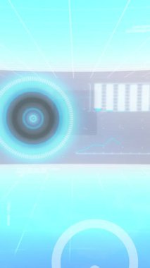 Açık mavi arkaplanda hareket eden ekranlarda veri işleme üzerinde yüzen ampulün animasyonu. Bilgisayarlar, programlama, veri işleme ve teknoloji konsepti dijital olarak oluşturulmuş video.