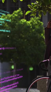 Yürüyen Afro-Amerikan erkekleri üzerinde veri işleme animasyonu. Küresel iş konsepti dijital oluşturulmuş video.