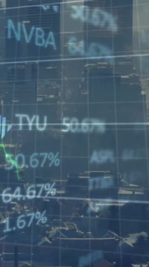 Şehir manzarası üzerinde finansal grafik ve veri işleme animasyonu. Küresel iş, finans, veri işleme ve dijital arayüz kavramı dijital olarak oluşturulmuş video.
