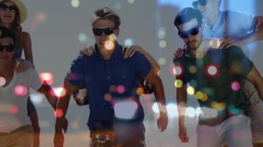 Bokeh 'le sahilde yürüyen arkadaşlar güneş gözlüğü takarak pazarlama için insan piramit formasyonuna başlıyorlar. Gündelik, açık hava, neşeli, neşeli, arkadaşlık, boş zaman, yaşam tarzı.