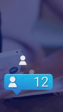 Tablet kullanan beyaz kadın üzerinde dijital simgelerin işlenmesi. Dijital olarak oluşturulmuş küresel bağlantılar, hesaplama ve veri işleme kavramı.