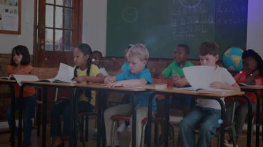 Öğrenciler kalem yazmayı durduruyor ve hareketli ışık çizgileriyle öğretmenleri işaret üzerine el kaldırıyorlar. Çocuklar, sınıf, eğitim, öğrenim, öğrenim, okul, öğrenciler