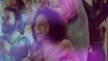 Arkadaşların sahne dışında tezahürat yaptığını gösteren eğlence, mor işaret fişekleri dans ediyor. Kutlama, heyecan, açık hava, festival, yaz, birlik, canlılık